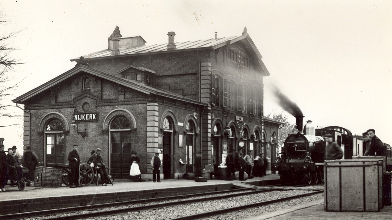 Foto: Nieuwe verflaag, restauratie en verduurzaming: restauratie station Nijkerk van start