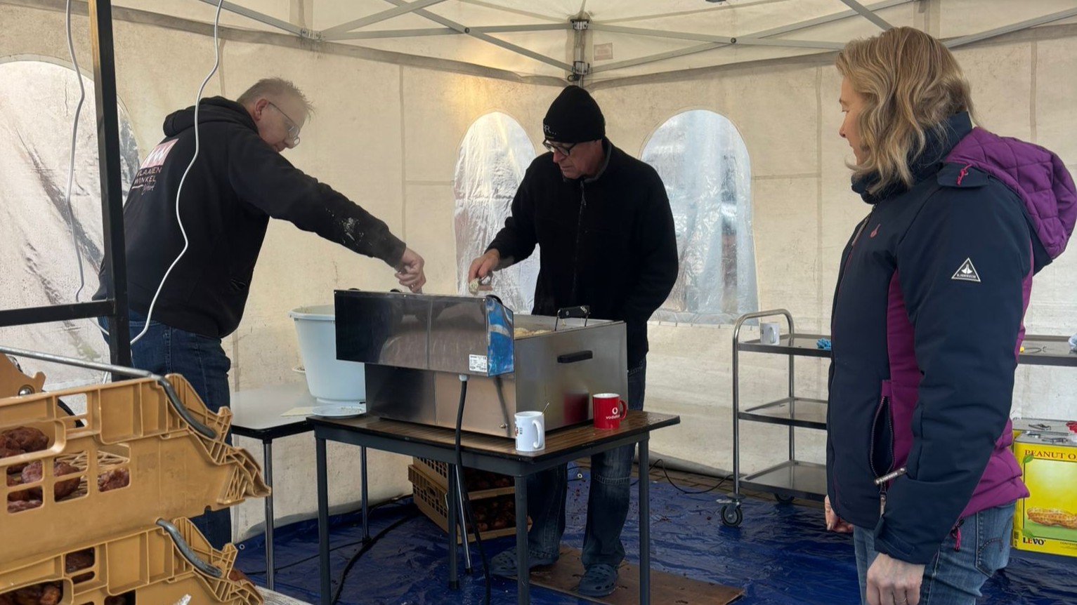Foto: In Nijkerk bakken ze oliebollen voor brandstof naar Oekraïne 