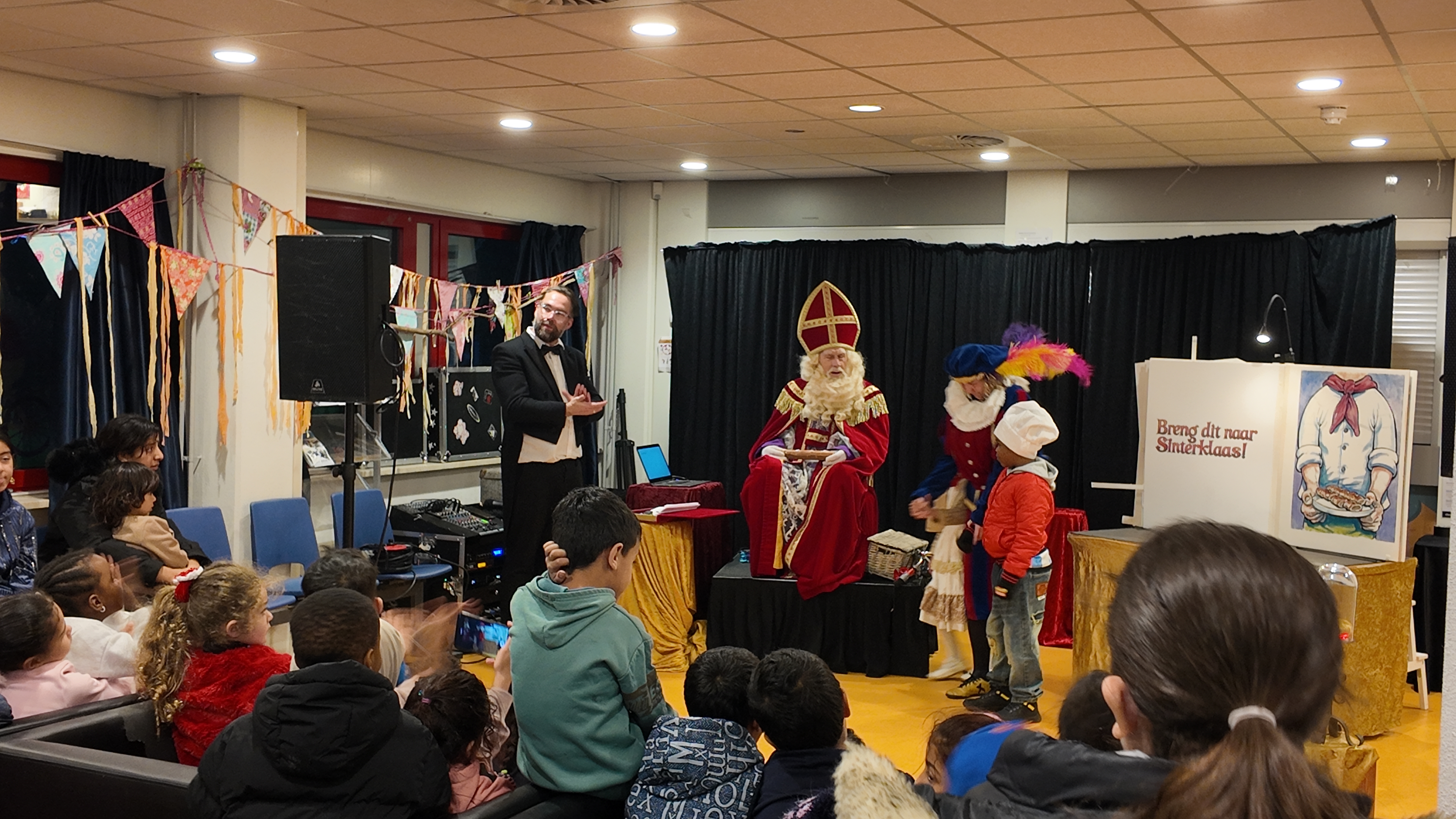 Foto: Sinterklaas brengt vrolijk bezoek aan kinderen in het asielzoekerscentrum