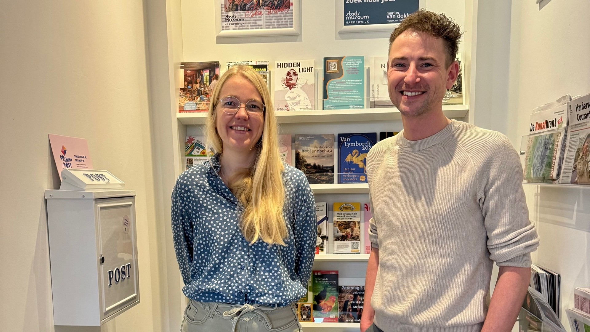 Foto: Henk en Mattanja beantwoorden brieven van Opluchtpost met poëtische woorden
