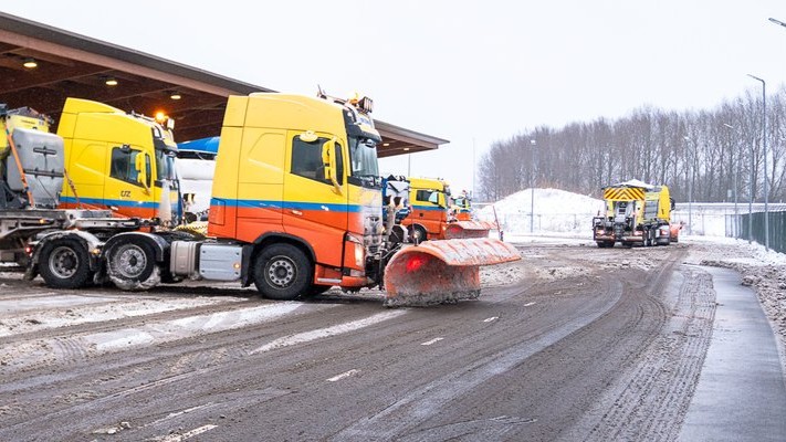 Foto: Rijkswaterstaat waarschuwt voor glad wegdek: ‘Pas je rijstijl aan’