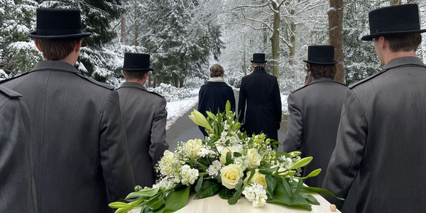 Foto: In stilte en sneeuw: zo blijft de uitvaartbranche draaien bij winterweer