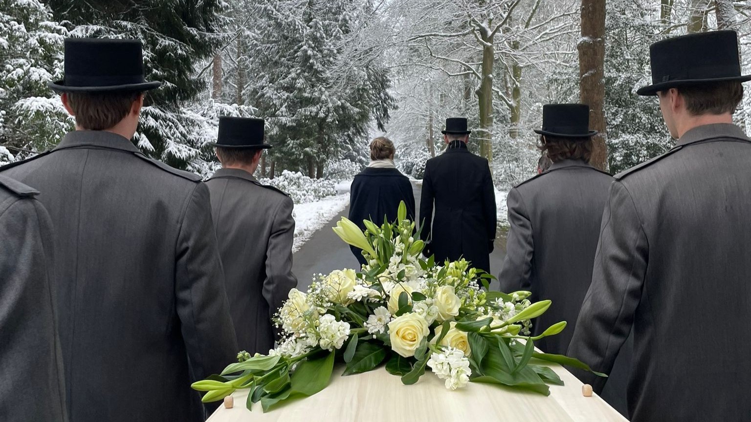 Foto: In stilte en sneeuw: zo blijft de uitvaartbranche draaien bij winterweer