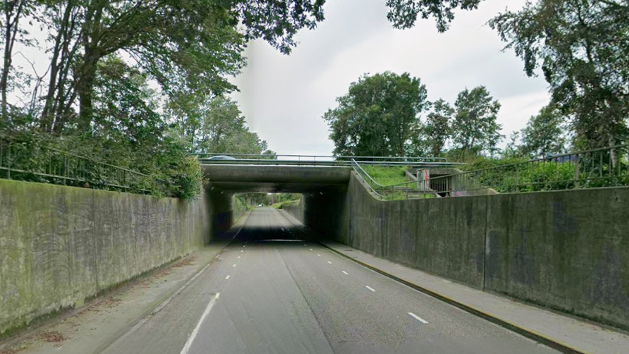 Foto: Barneveldse tunnel noodgedwongen dicht door grote plas water