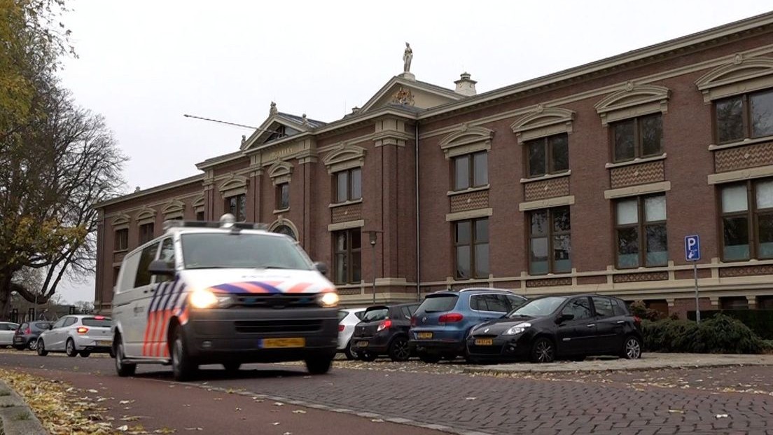 Foto: Celstraf en taakstraf voor Harderwijkers met granaten en Kalasjnikovs in huis