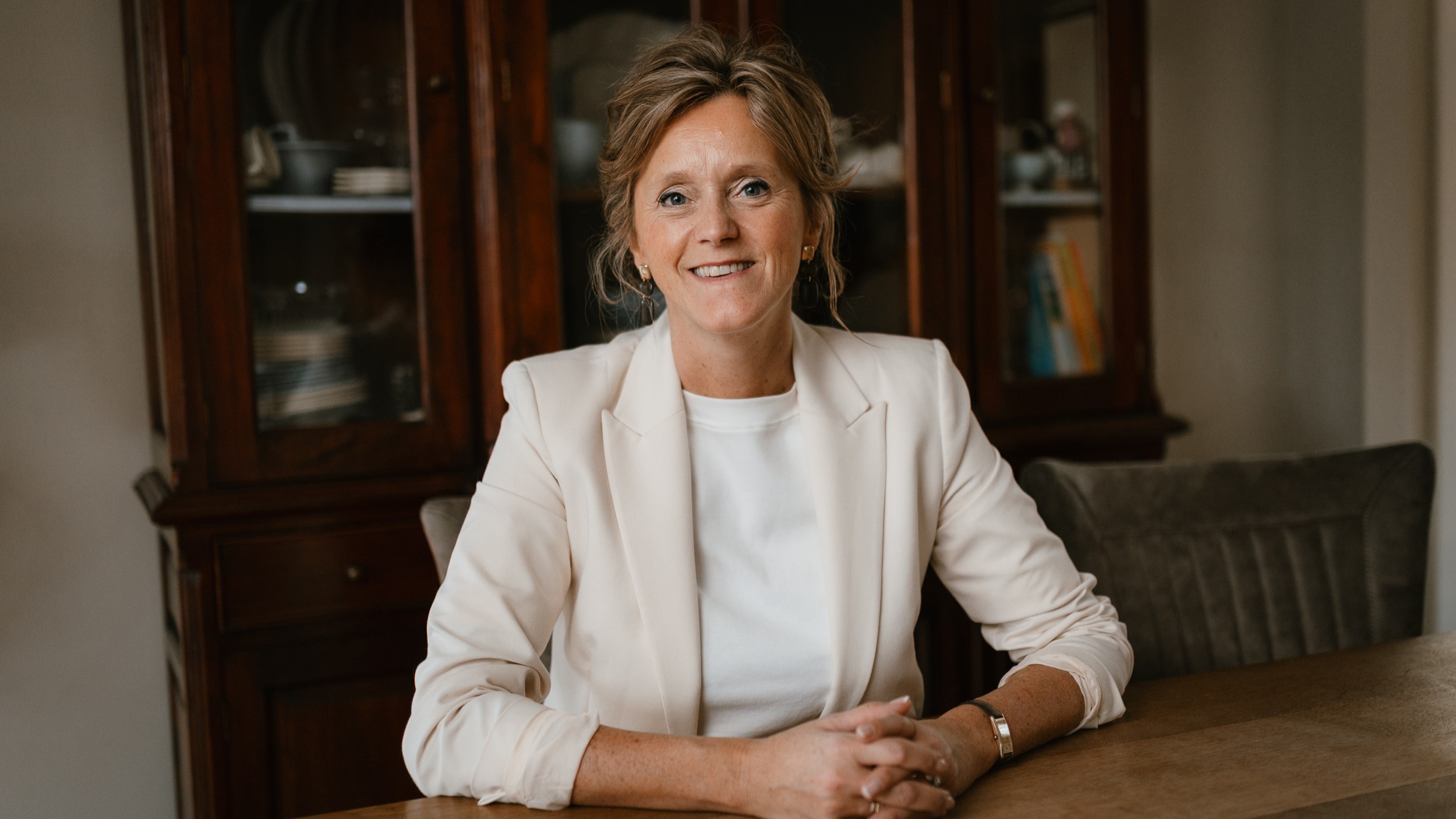 Foto: 'Er is zoveel meer dan wat je ziet’: uitvaartspreker Reinolda de Bruin bundelt haar verhalen