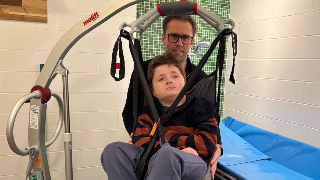 Foto: Boaz (10) dreigt zijn zorgplek te verliezen door sluiting zorgvilla Wezep