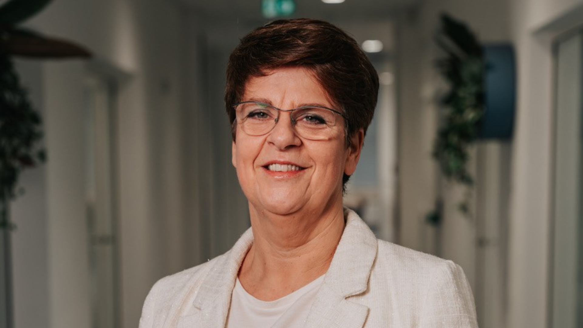 Foto: Eunice geeft ‘nieuwe Hoevelakers’ een warm welkom; statushouders en Hoevelakers liefdevol bij elkaar.