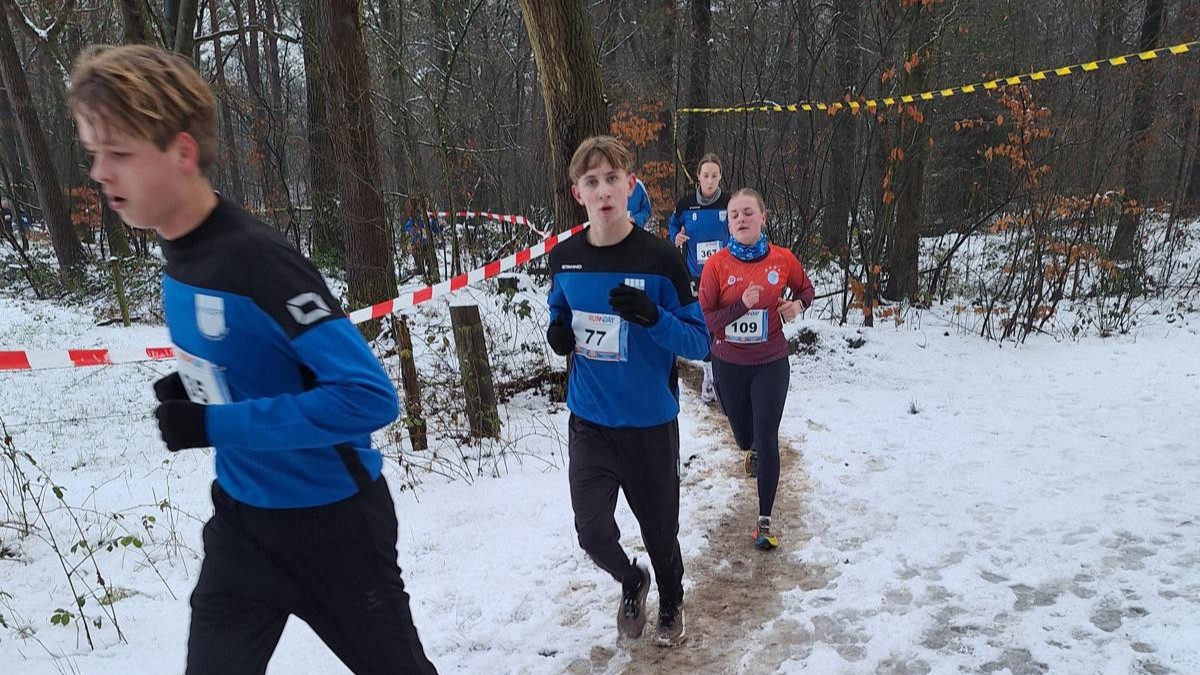 Foto: Deelnemen op eigen risico: Hier ging de wintercross ondanks sneeuw gewoon door