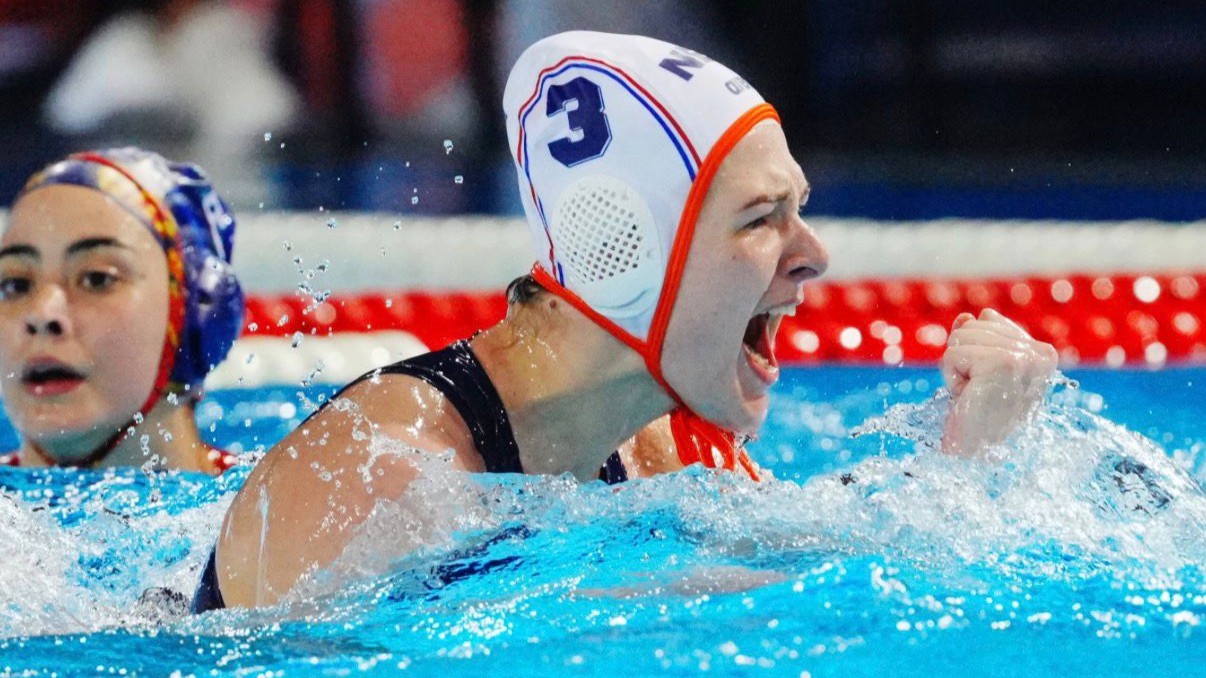 Foto: Barneveldse Simone van de Kraats opnieuw Europees kampioene waterpolo: ‘Het viel allemaal op zijn plek’