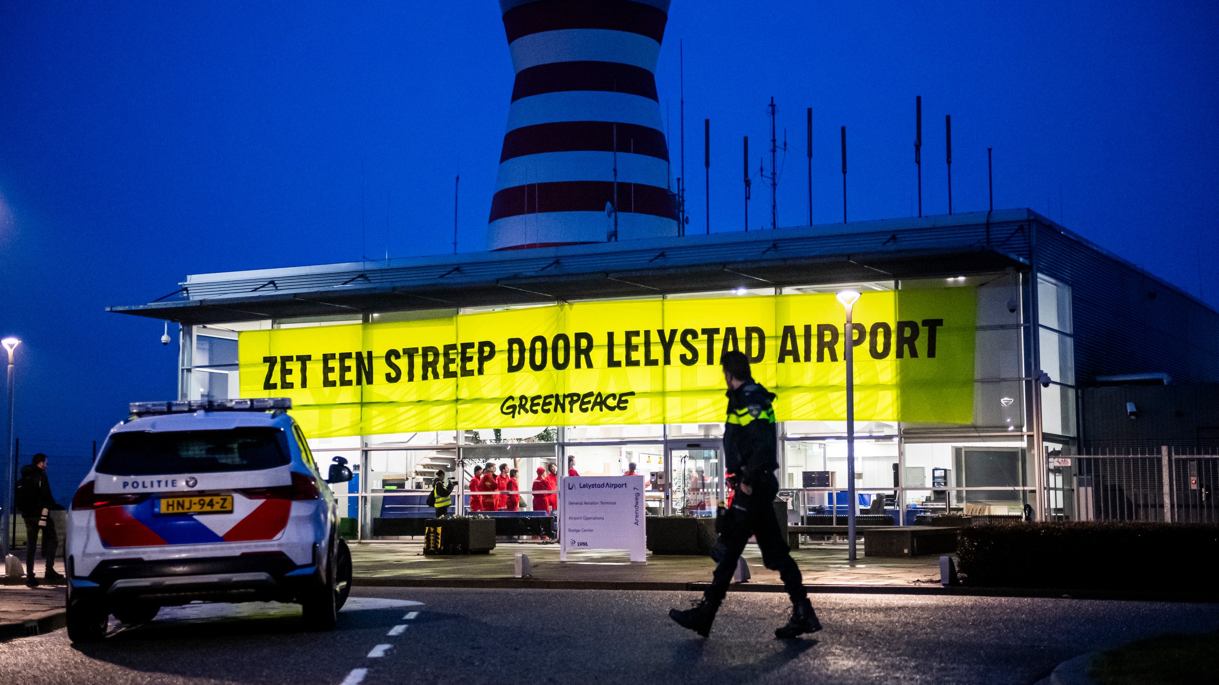 Foto: Greenpeace bezet hoofdgebouw Lelystad Airport