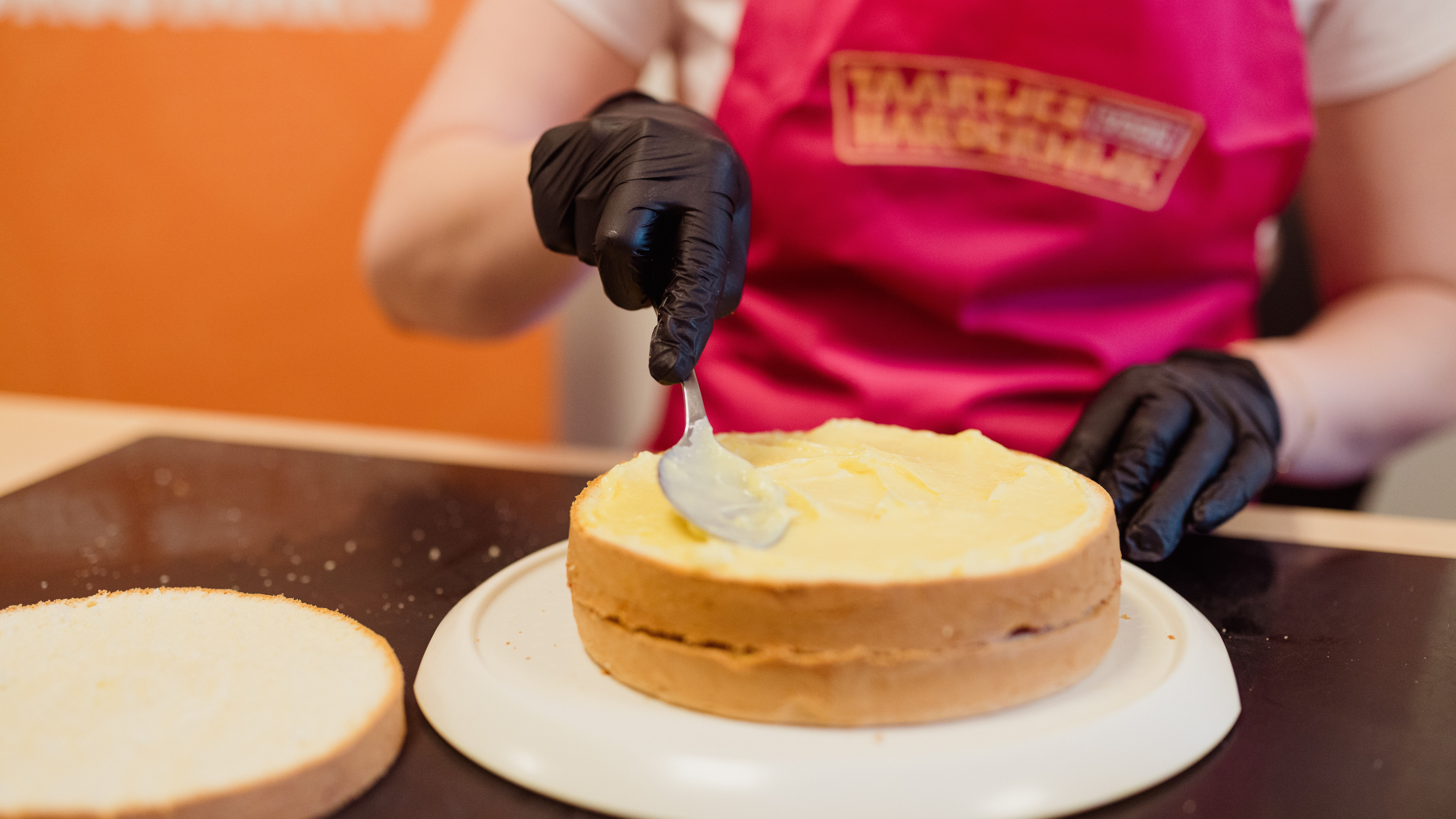 Foto: Dankzij deze vrijwilligers hoeft geen kind zonder verjaardagstaart te zitten