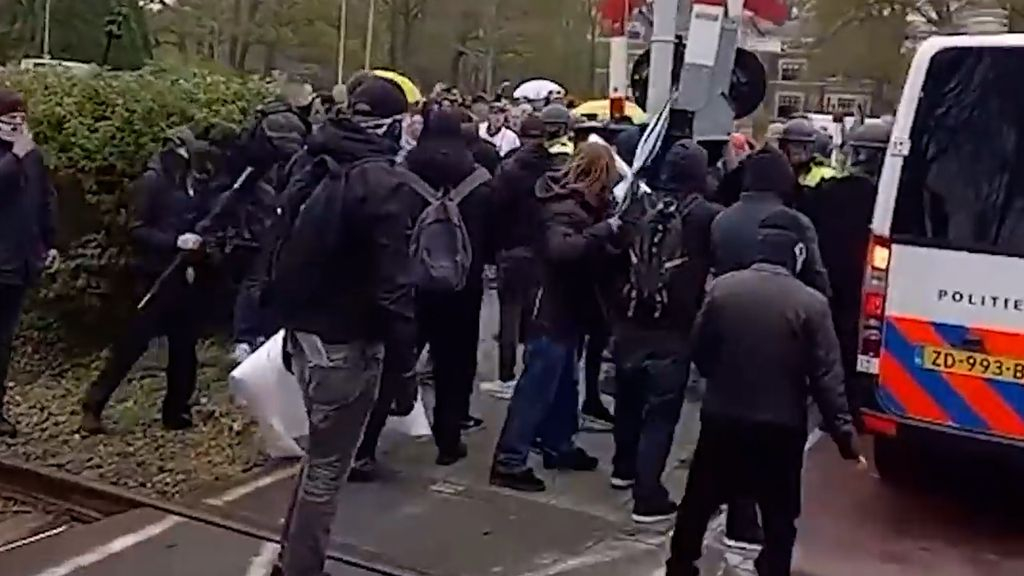 Foto: Relschoppers coronaprotest Barneveld voor rechter