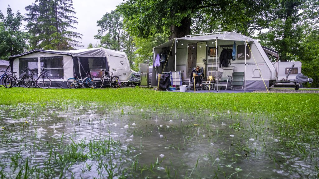Foto: Kleine campings balen van regen: 'Veel annuleringen'