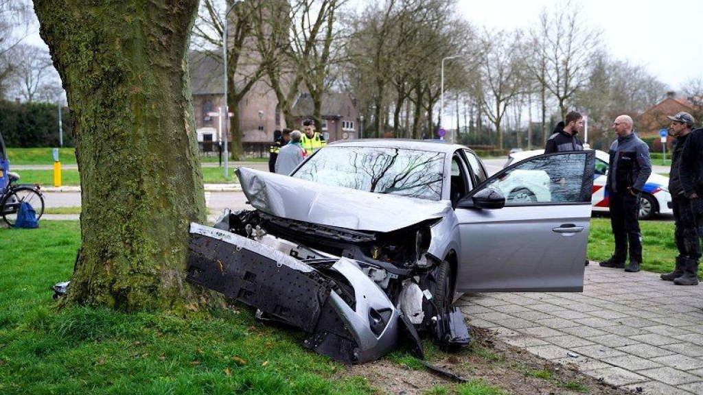 Foto: Auto rijdt tegen boom • jongen vermist