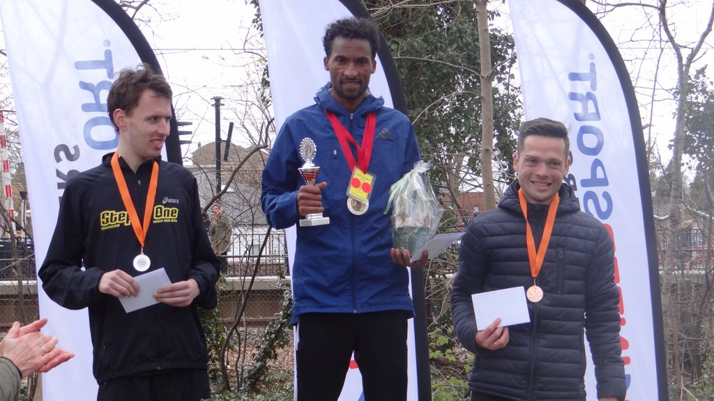 Foto: Harderwijker Yonas Tsighe wint halve marathon in Nunspeet