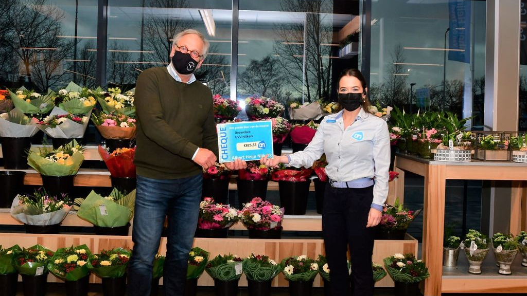 Foto: AH Nijkerk zamelde flessen in voor UVV