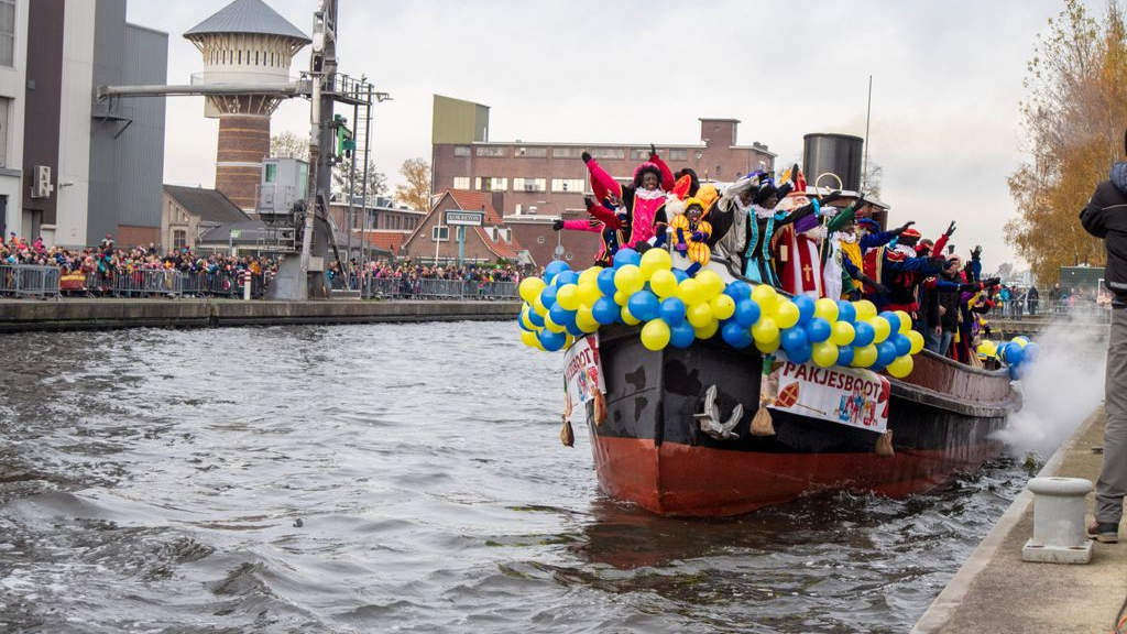 Foto: Sinterklaas in de ban van voetbal