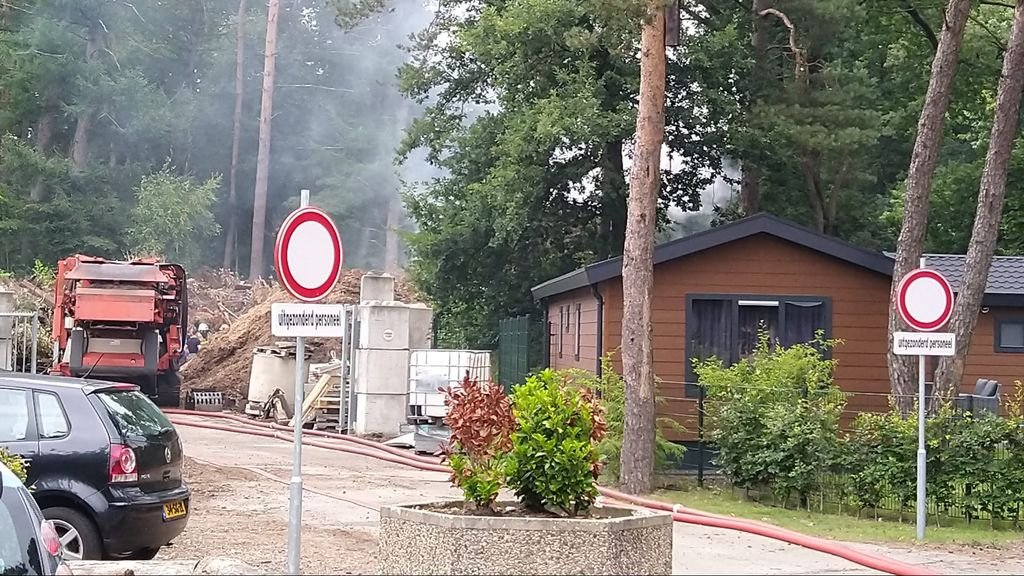Foto: Machine in brand op camping Samoza