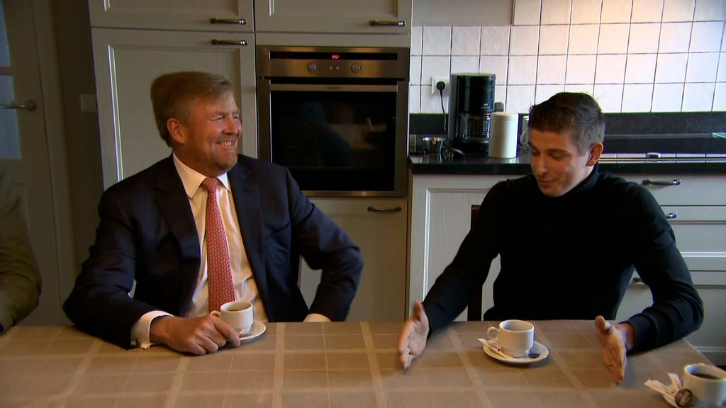 Foto: Koning Willem-Alexander bezoekt kalverhouderij in Terschuur