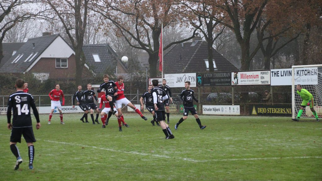 Foto: Hoevelaken sluit eerste seizoenshelft af met ruime overwinning op Swift ‘64