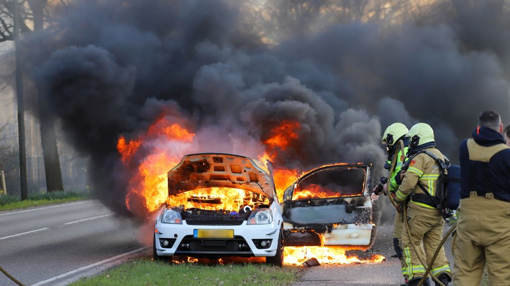 Foto: Autobrand op Elburgerweg in Nunspeet