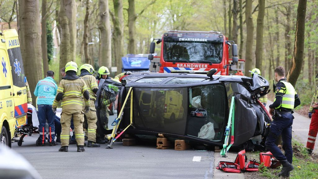 Foto: Auto rijdt tegen boom en belandt op de kant