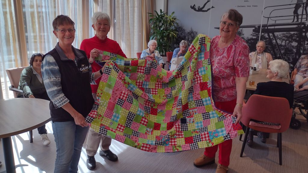 Foto: Handwerksters De Veluwse Heuvel schenken dekens aan het goede doel