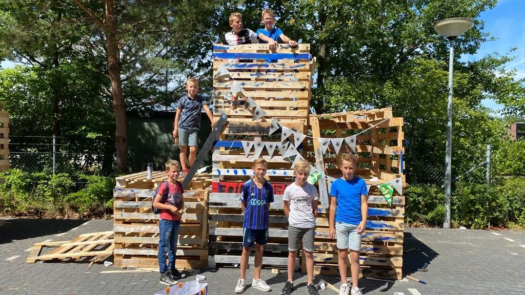Foto: Honderd kinderen timmeren erop los