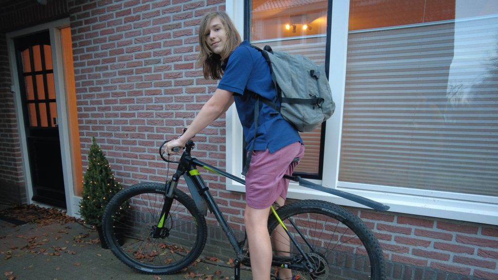 Foto: Mick fietst voor KiKa in korte broek door de vrieskou