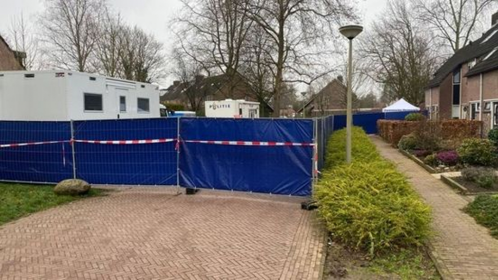 Foto: Man langer vast om schieten en dode vrouw