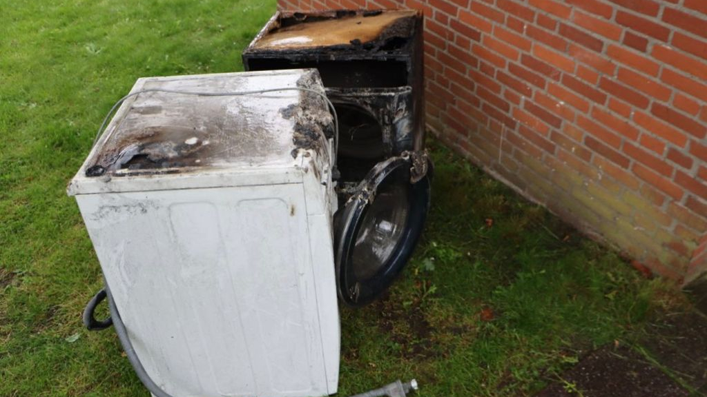 Foto: Droger vliegt in brand, onderburen schakelen brandweer in