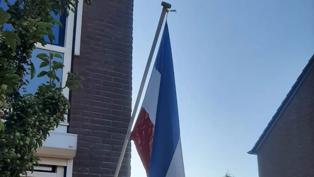 Foto: Meerdere vlaggen gestolen in Nunspeet, soms met houder en al
