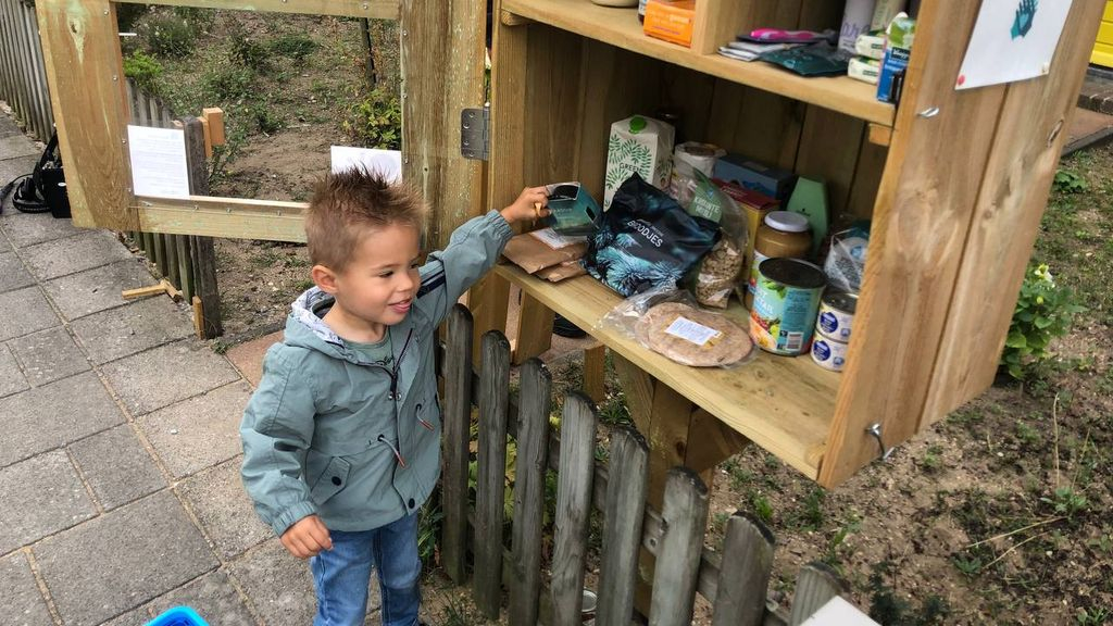 Foto: Steeds meer buurtkastjes: 'Boodschappen worden duurder en duurder'