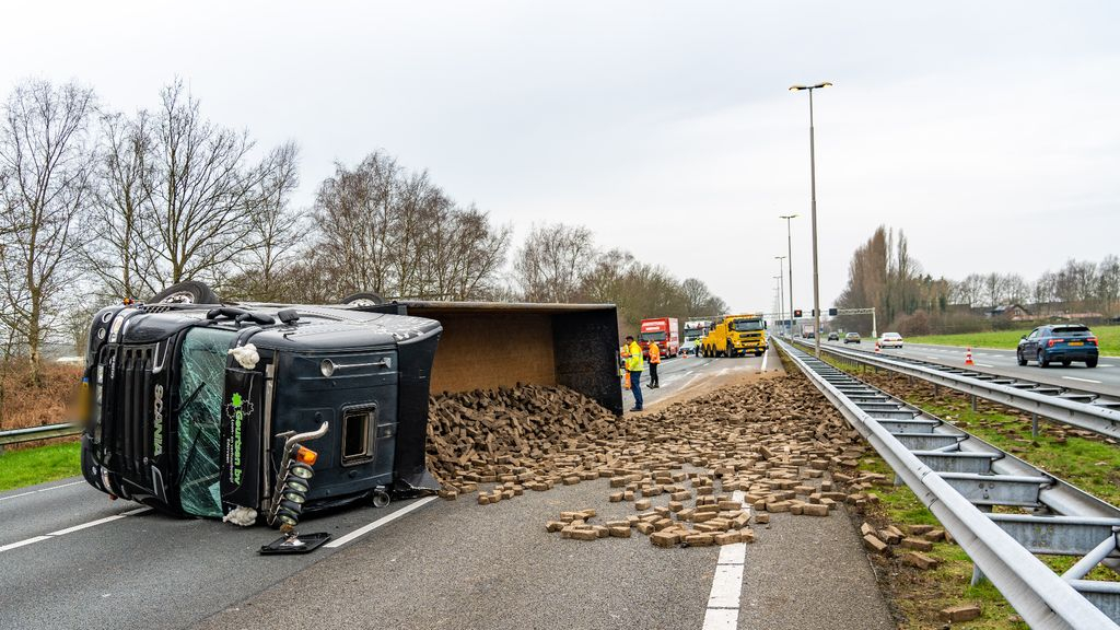 Foto: Snelweg bij Barneveld weer vrij na ongeval met vrachtwagen vol stenen