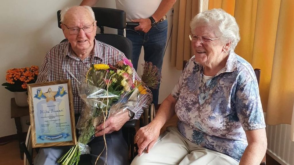 Foto: Willem Brummel (99) al 65 jaar lid van voetbalvereniging Nunspeet en daarom in het zonnetje gezet