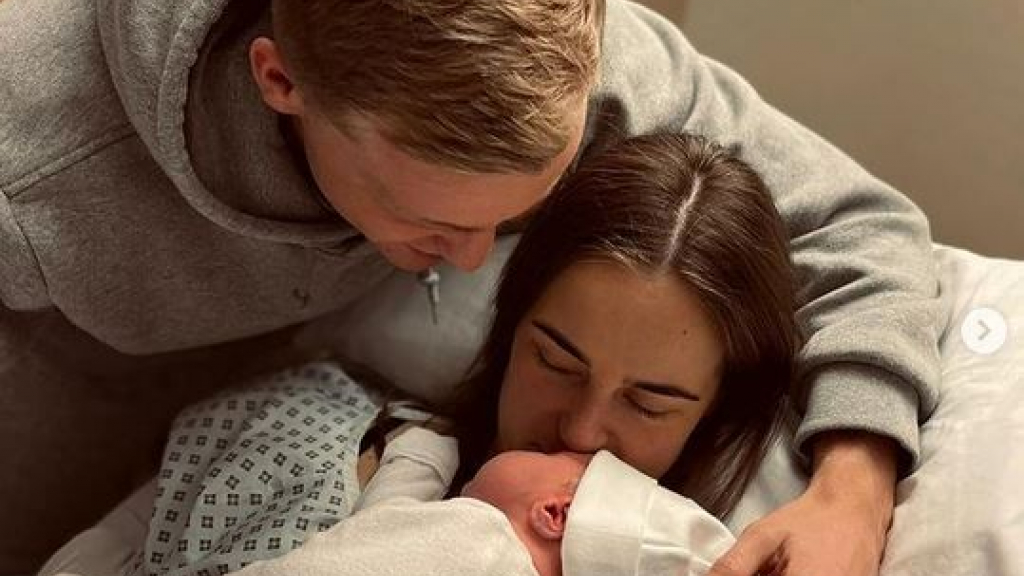 Foto: Donny van de Beek is vader geworden