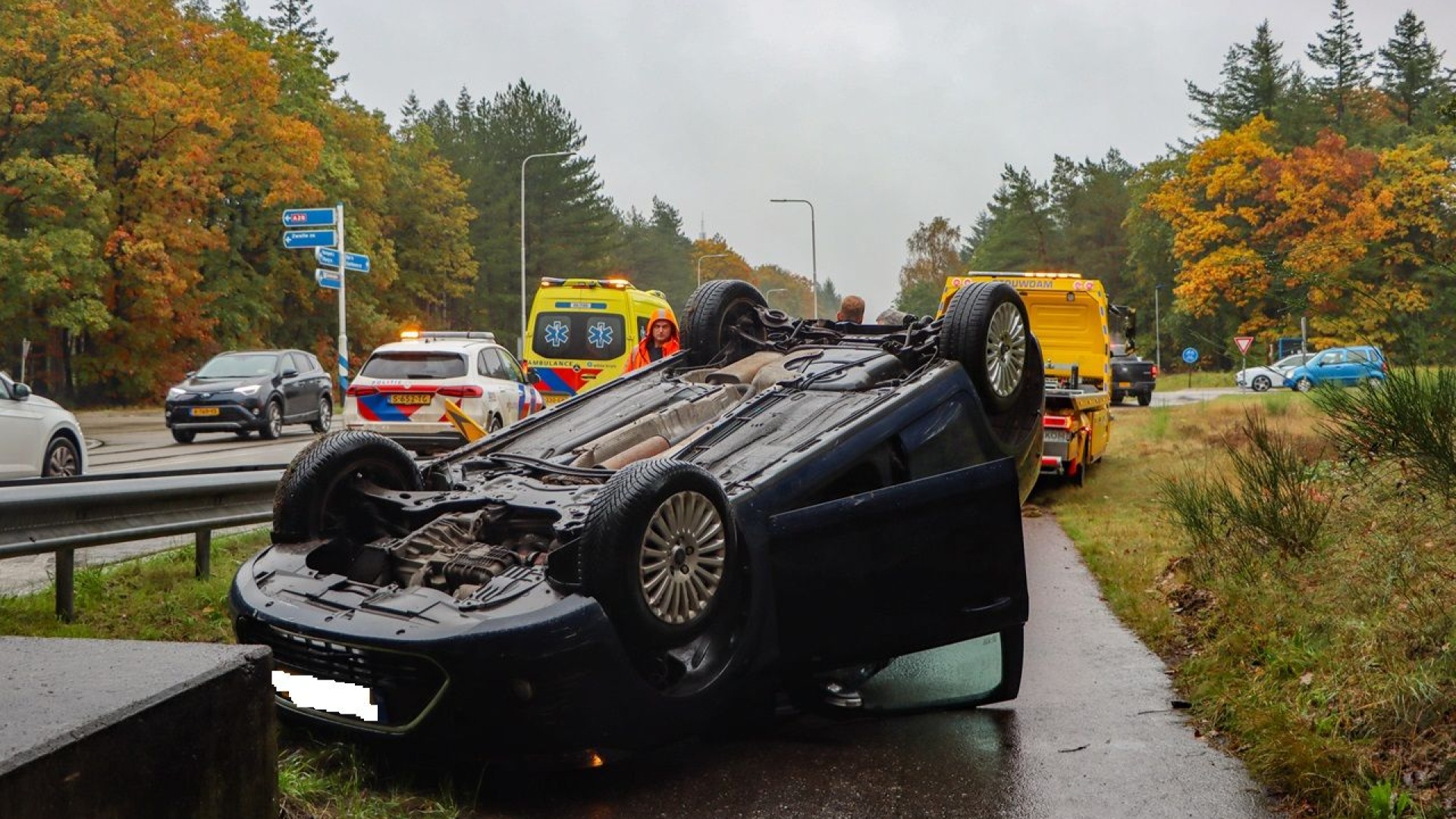 Foto: Auto slaat over de kop en belandt op fietspad