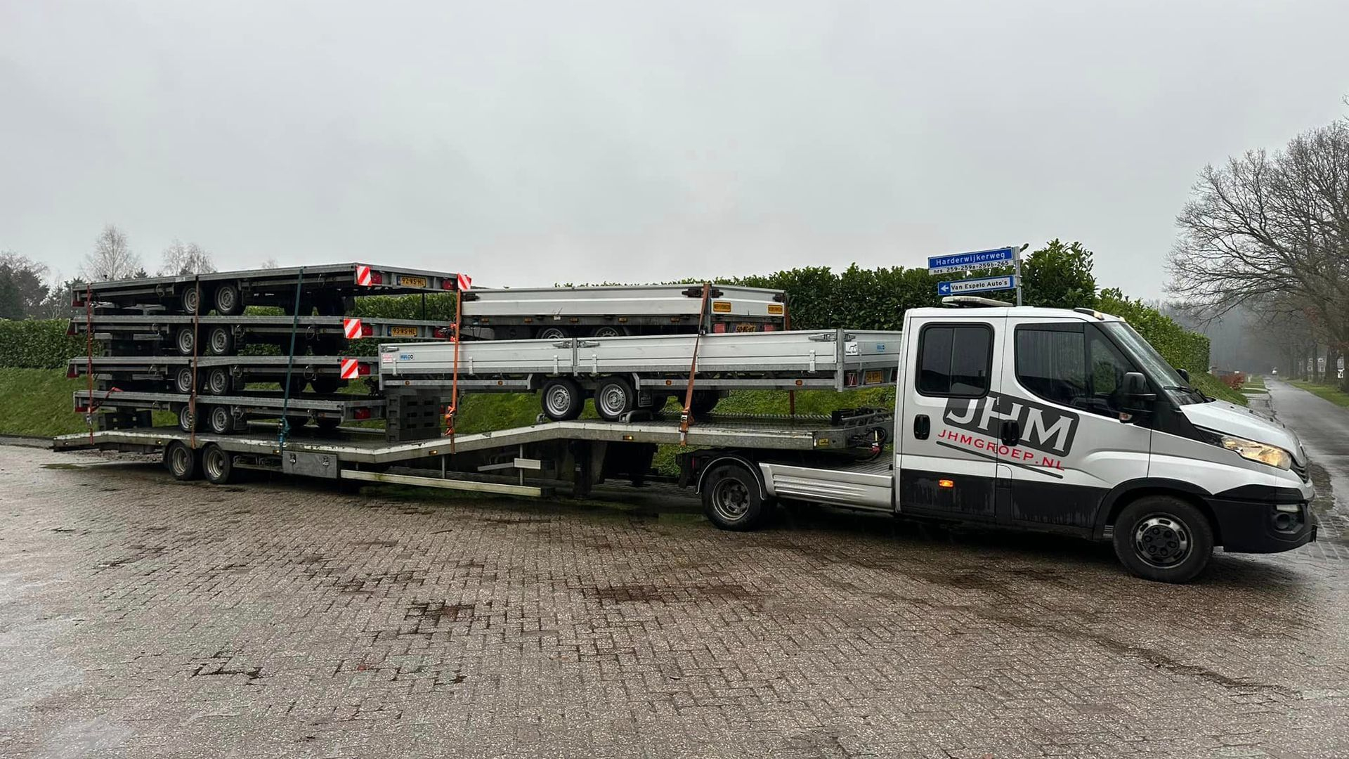 Foto: JHM Groep uit Hulshorst levert aanhangers vuurwerkfestijn Rotterdam