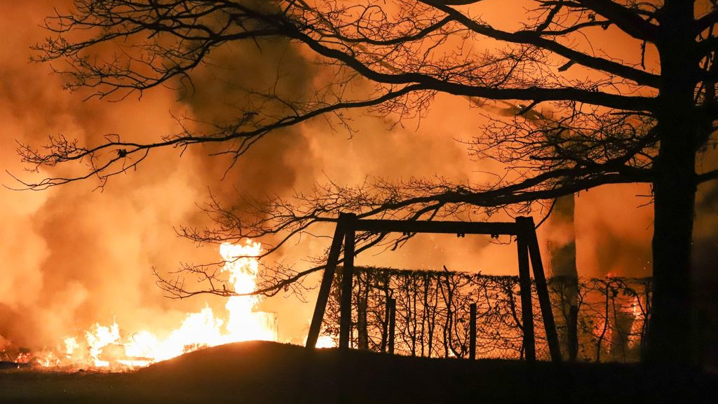 Foto: Grote brand aan de Zuiderzeestraatweg Oost in Elburg