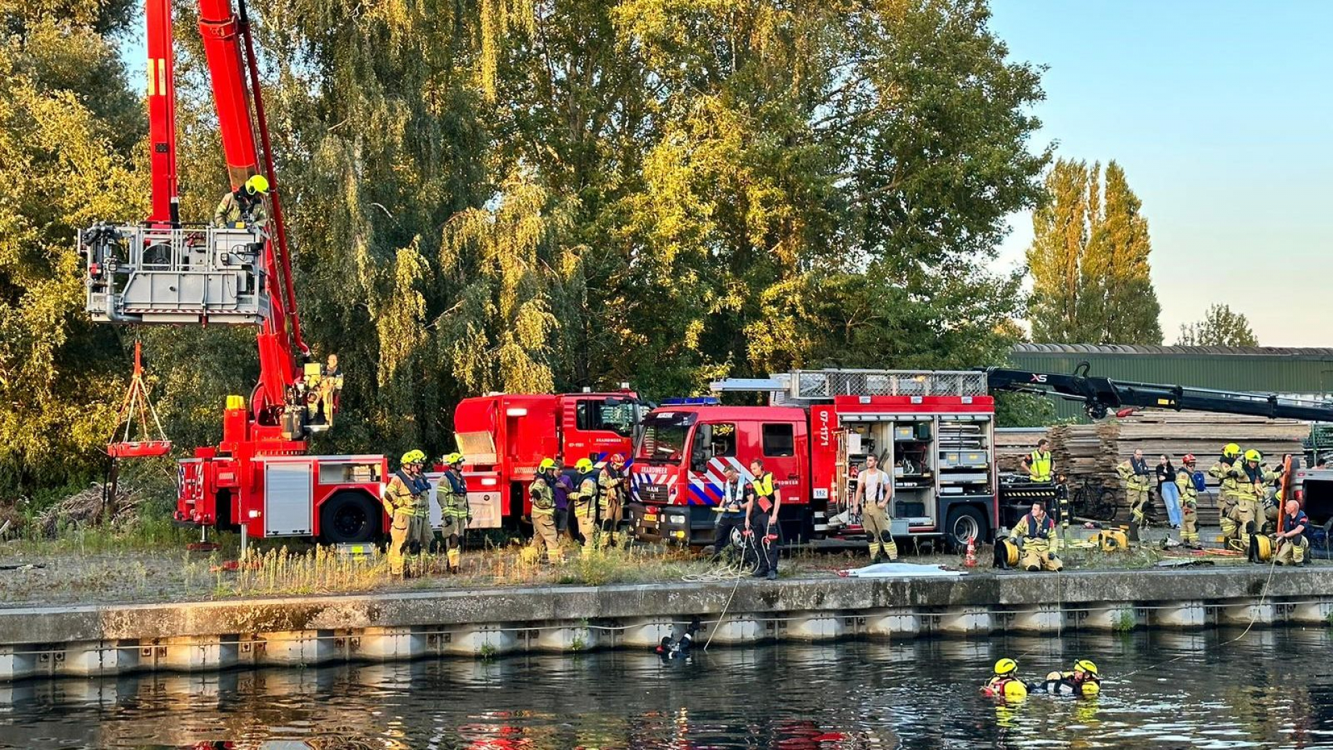 Foto: Nijkerks brandweerkorps druk in de weer