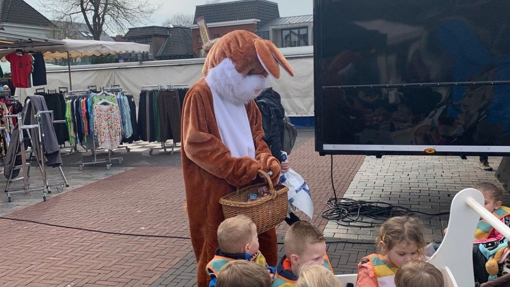 Foto: Paashaas weer op de weekmarkt Nunspeet