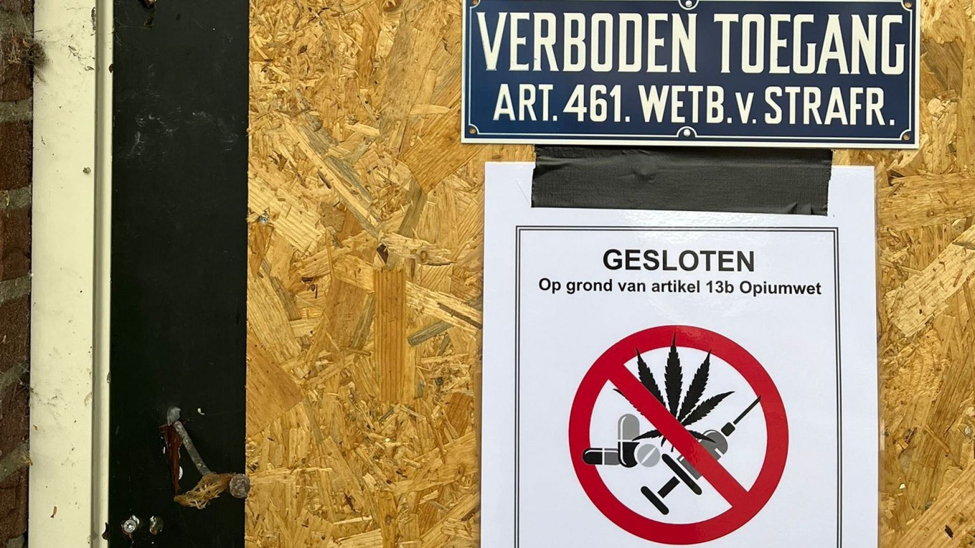 Foto: Burgemeester Van der Tak sluit panden na vondst drugsafval