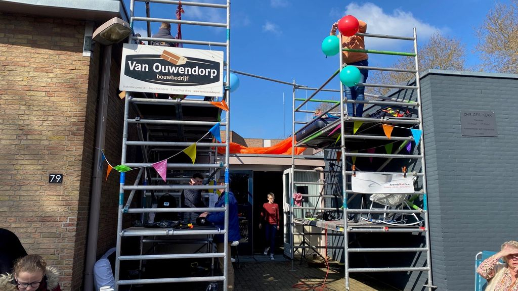 Foto: Jongeren van CGK-Nunspeet zitten 24 uur op een steiger om geld op te halen voor straatkinderen in Georgië