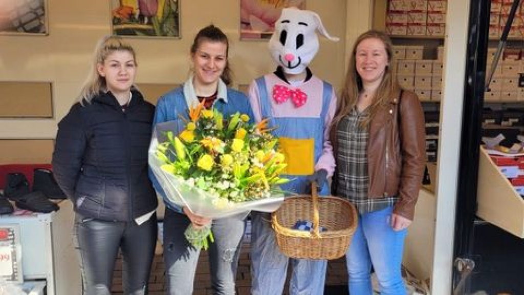 Foto: 550 zakjes chocolade-eieren uitgedeeld tijdens de weekmarkt