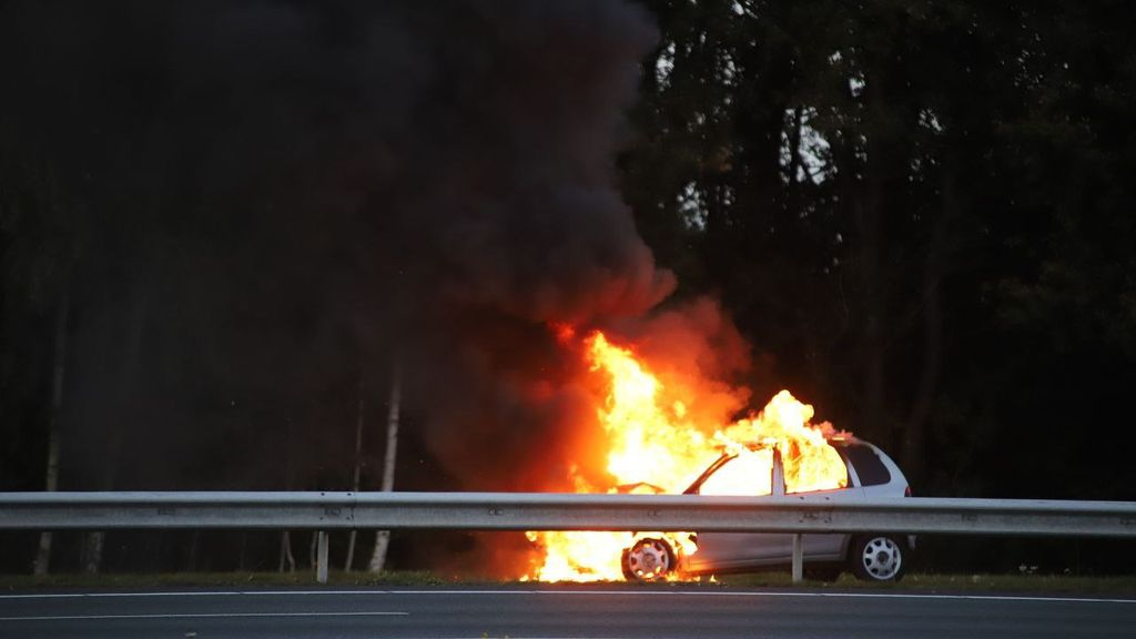 Foto: 112-nieuws: dode na ongeval op A1 • vrouw (81) raakt met auto van de weg