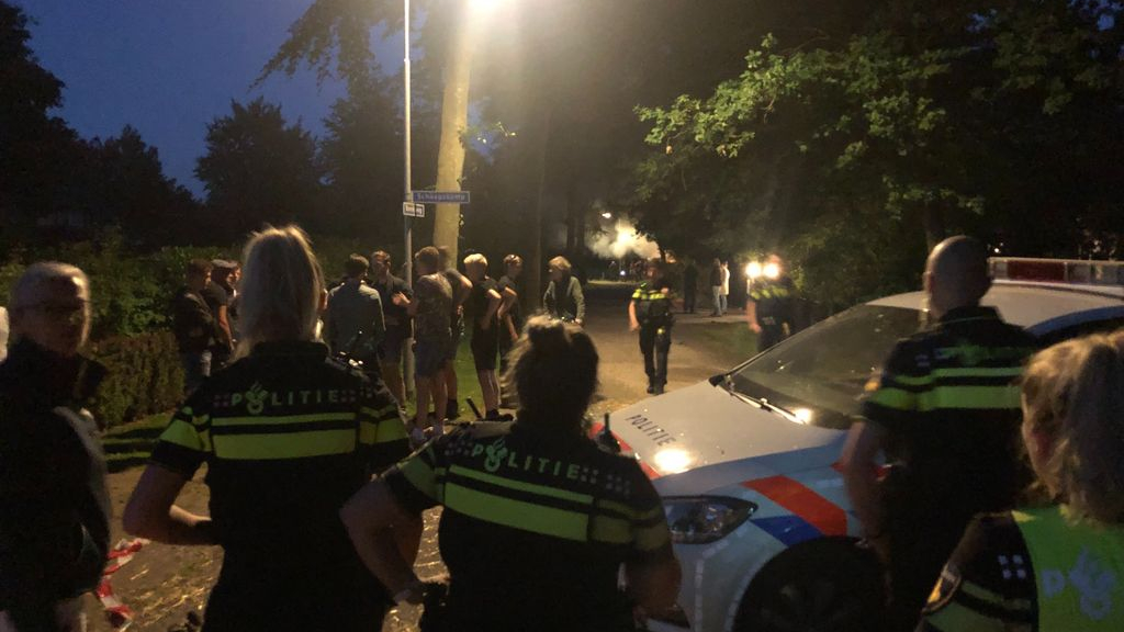 Foto: Woedende menigte voert actie voor het huis van stikstofminister Van der Wal