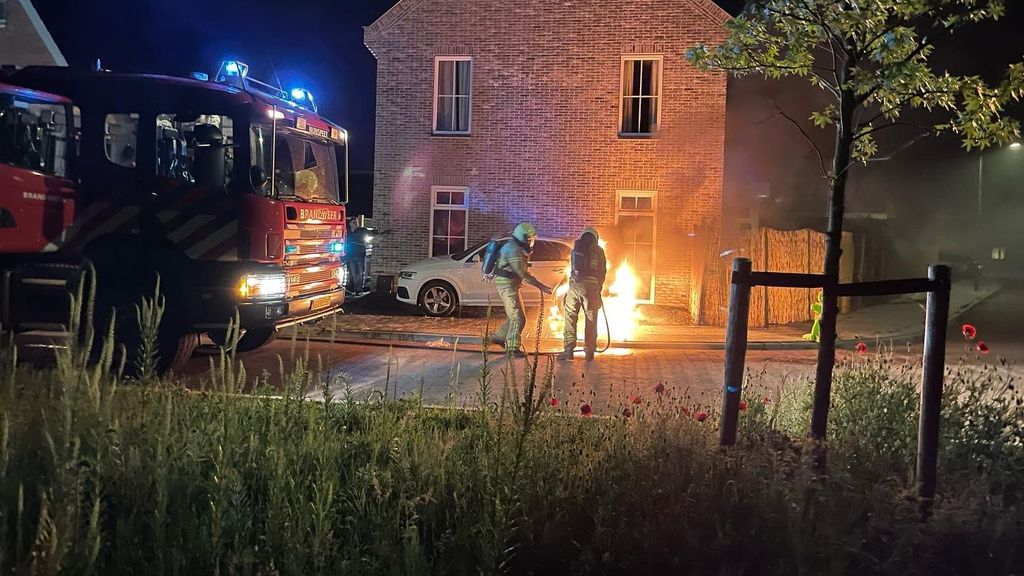 Foto: Autobrand in Hulshorst waarschijnlijk aangestoken