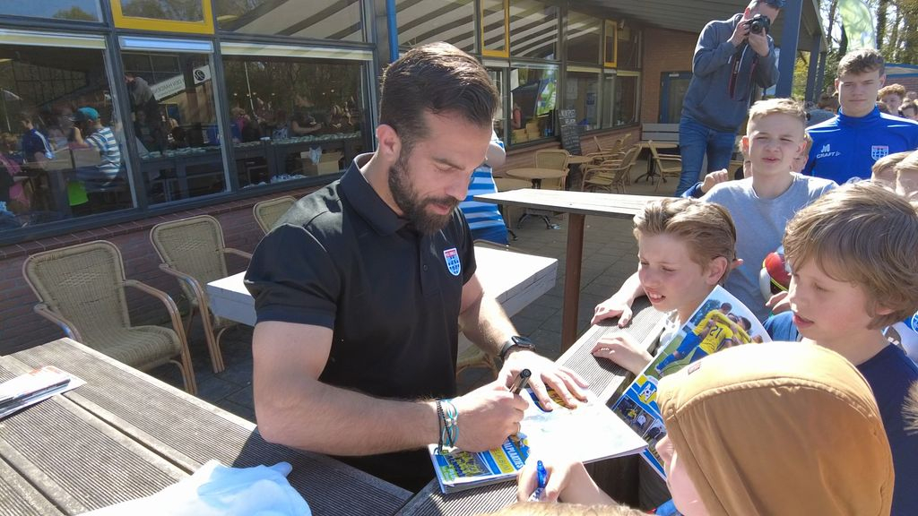 Foto: PEC Zwolle-spelers signeren voetbalalbums tijdens ruilmiddag