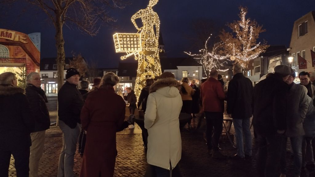 Foto: Eibertje straalt op het marktplein